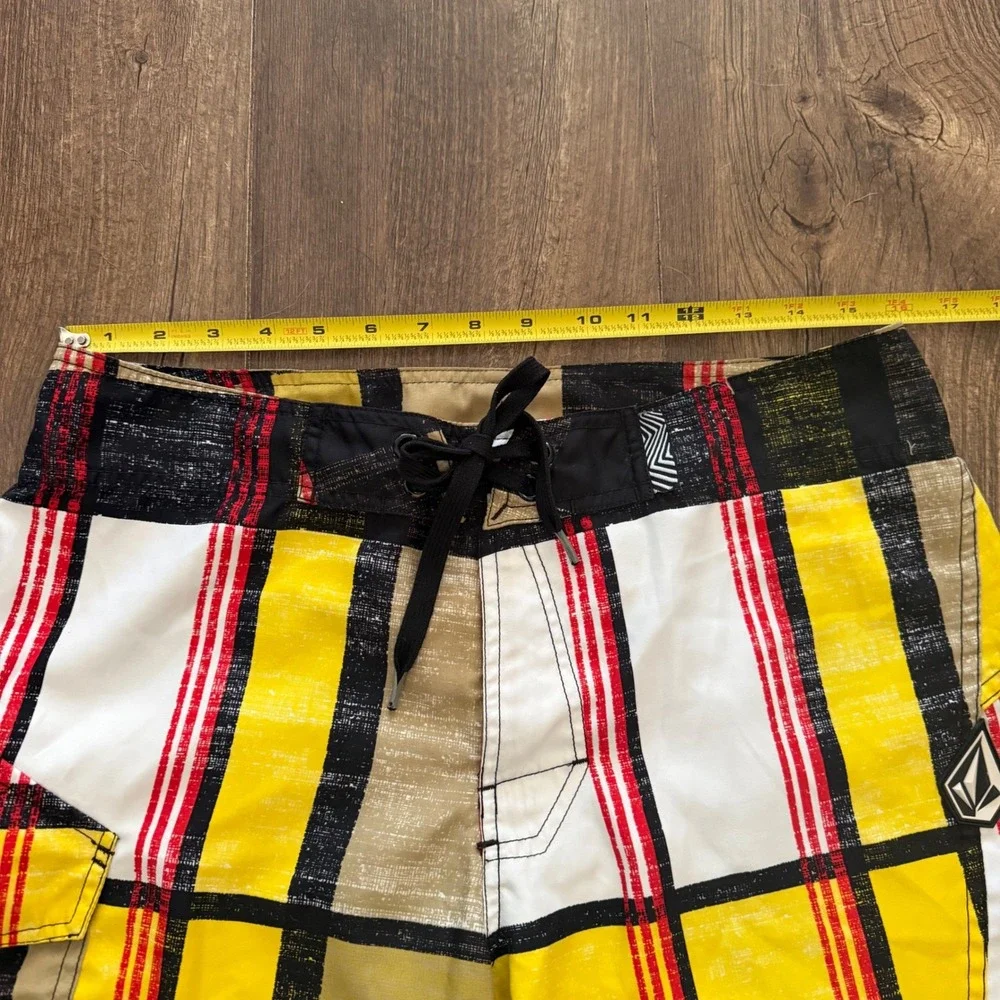 Volcom Board Shorts Mens 32 Yellow Plaid Cargo Pocket Swim Trunks Graphic Surf
